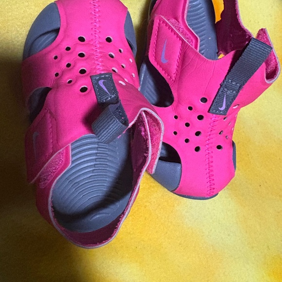 Nike Kids Bright Pink Sandals - Picture 1 of 4